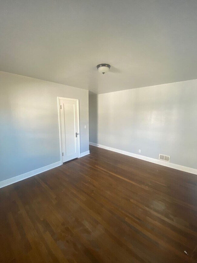 Building Photo - 5 bed 2.5 bath home