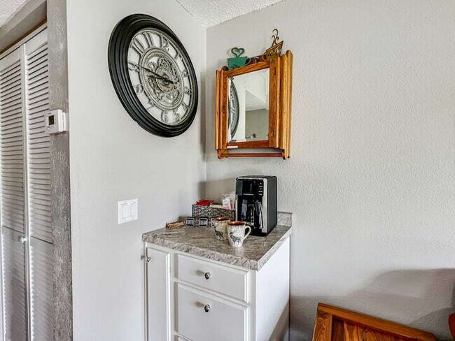 Building Photo - Adorable 1BR - Ground Entry Available FULLY FURNISHED