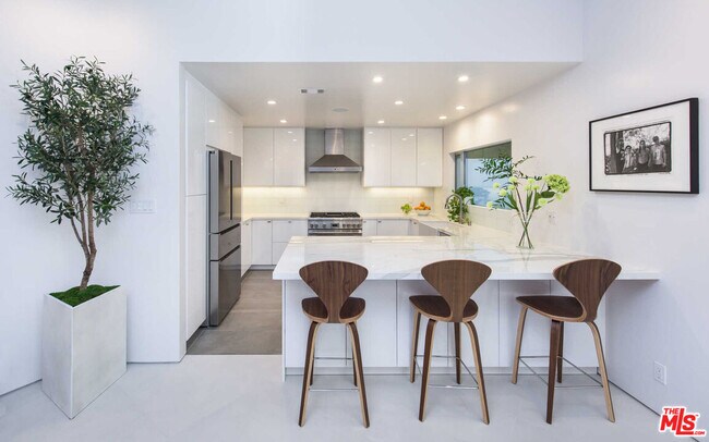 Building Photo - 1542 Blue Jay Way