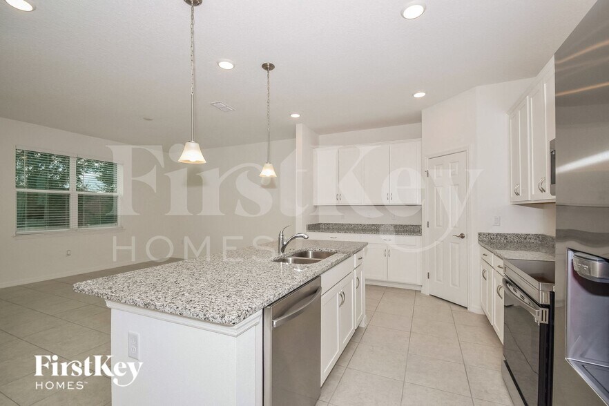 Building Photo - 320 Corbel Ln