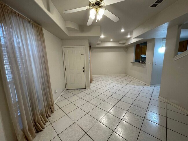 Building Photo - 1000 Ranchway Dr