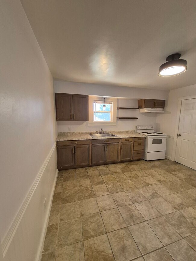 Building Photo - 2 bed, 1 Bath house in Bolivar, Mo! Call Quick!