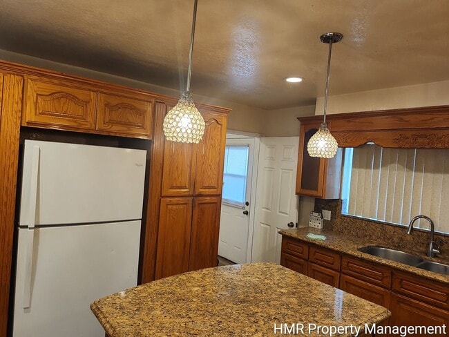 Building Photo - MOVE IN SPECIAL - Charming Single-Story Home