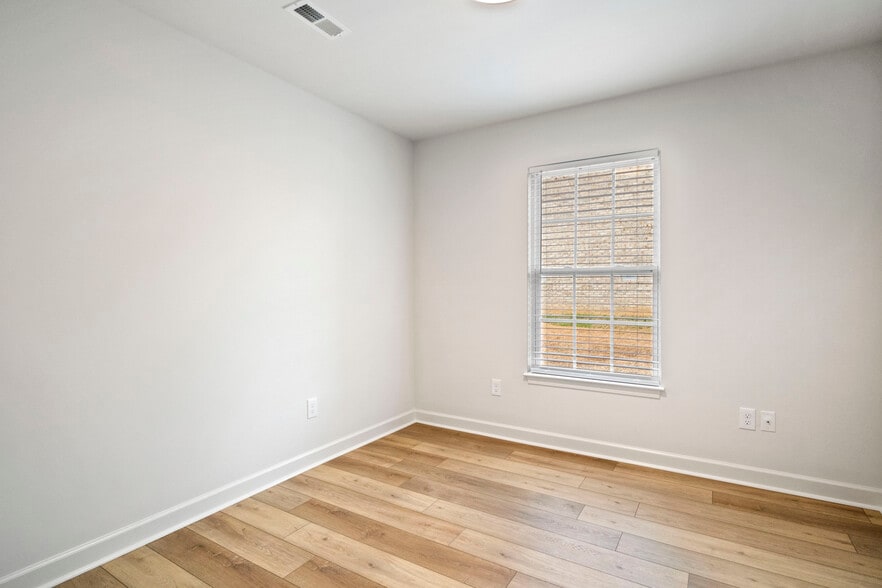 Guest bedroom #1 - 7225 Howard Bennett Way