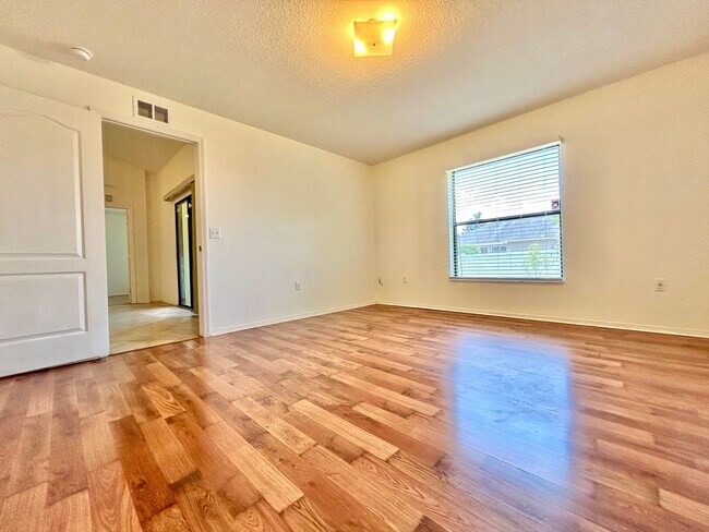 Building Photo - Designed for Living! 4beds, 2baths, attic ...