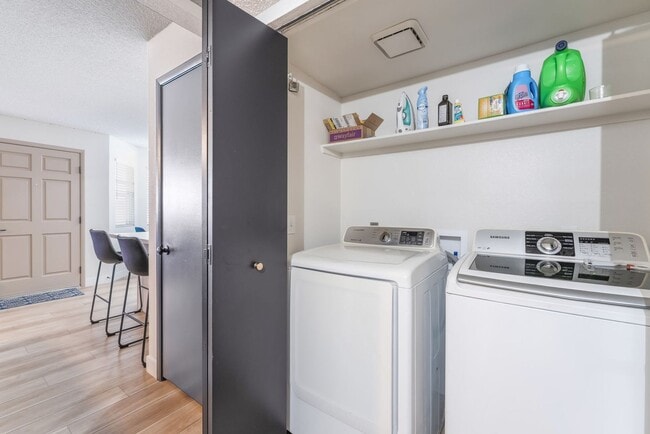 Building Photo - Modern Condo Living in Summerlin!
