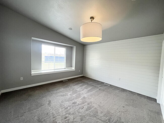 Building Photo - 621 Koins Way