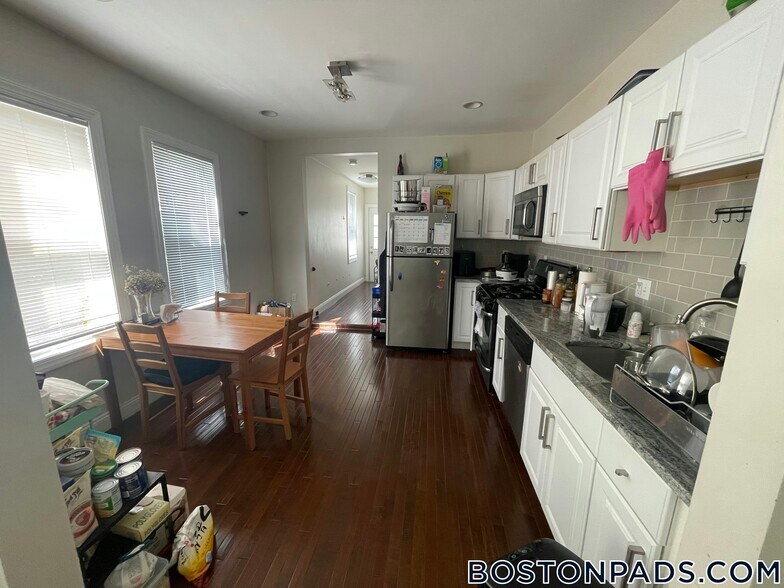 Building Photo - 6 Rice St