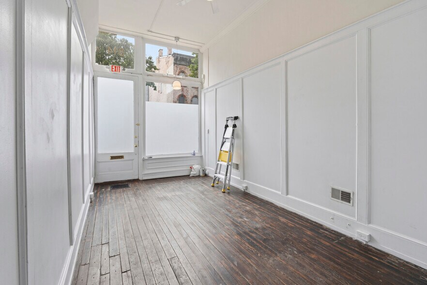 Building Photo - 814 Elm St
