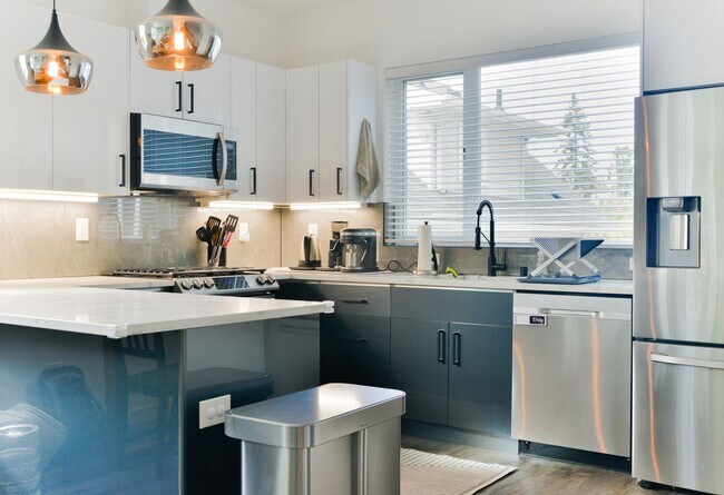 Building Photo - Modern 3 bed/ 2.5 bath townhome in Ballard!