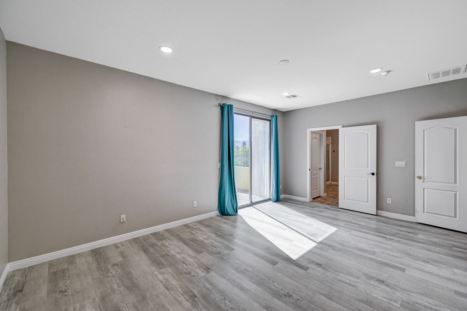 Building Photo - 8125 Chestnut Hollow Ave
