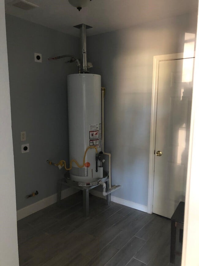 Building Photo - 6022 Lyndhurst Dr