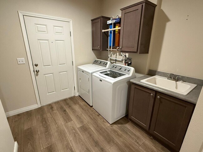 Building Photo - 17069 Norwalk Rd