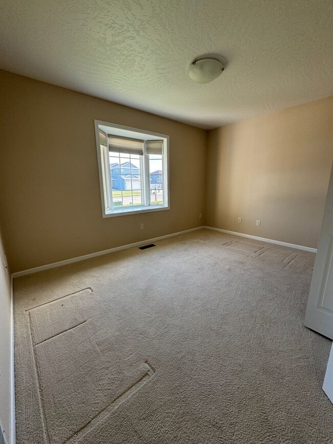 Building Photo - 3 Bedroom Townhome