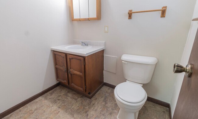 Building Photo - 613-615 Pear Tree Circle