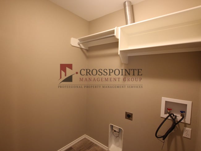 Building Photo - Beautiful 2 Bed 1.5 Townhome in Lindale ISD! Tour Today!