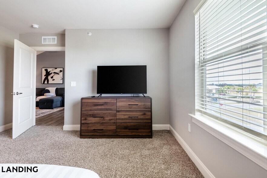 Building Photo - 305 Laredo Dr