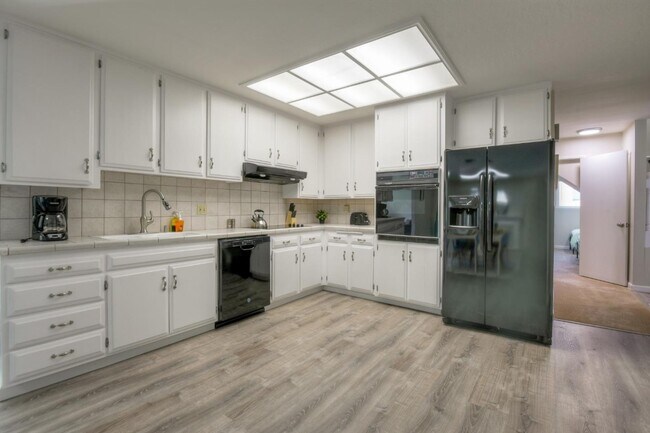 Building Photo - 546 Woodstock Way