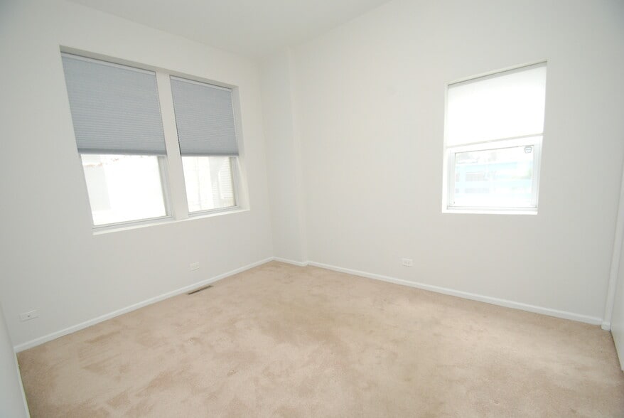 Building Photo - 711 N Hoyne Ave