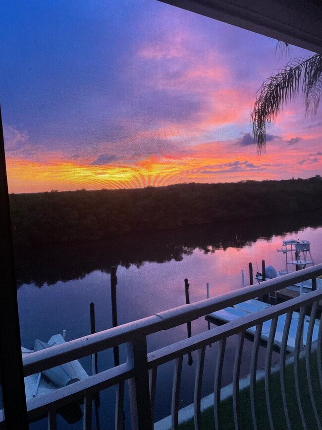 Building Photo - 8815 Bay Pointe Dr