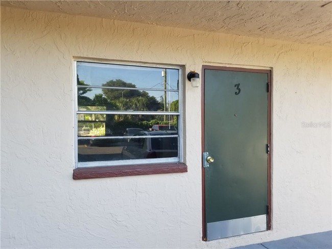 Primary Photo - 2700 Palmadelia Ave