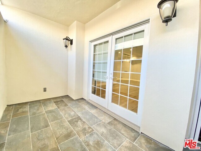 Building Photo - 1135 Rexford Dr