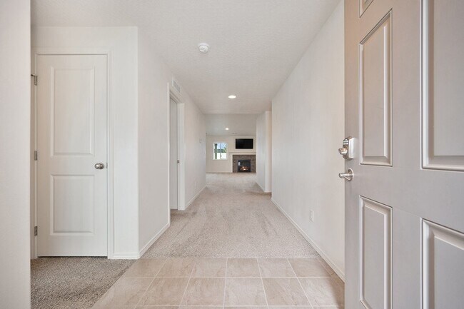 Building Photo - Bright 3-Bedroom Retreat with 2 Full Baths...