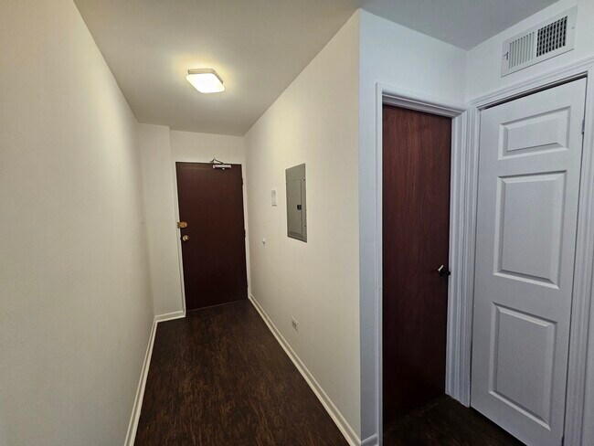 Building Photo - 2250 N Lincoln Ave