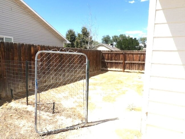 Building Photo - 4 bed/2.5 bath Single Family Home