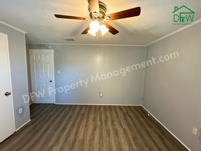 Building Photo - Charming 2-Bedroom Upstairs Apartment in Irving – Convenient Location, Fenced Yard, and More!