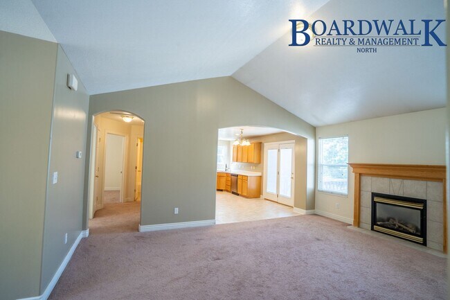 Building Photo - 4 Bed Home in Quiet S. Weber Neighborhood Near Park