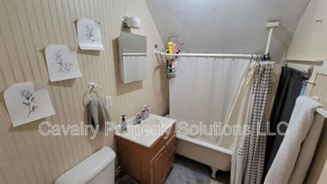 Building Photo - 617 E 8th St