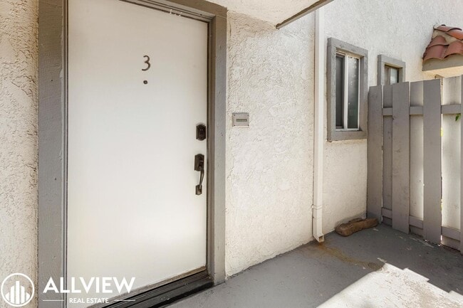 Building Photo - Beautifully Upgraded 2-Bed, 3-Bath Townhou...