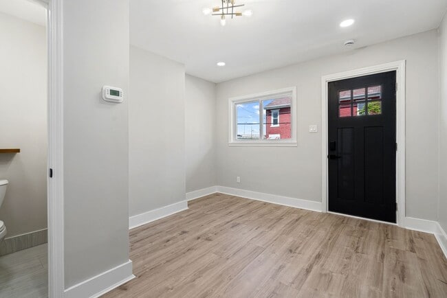 Building Photo - Freshly Renovated 2 Bedroom in Bloomfield available NOW!