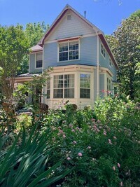 Building Photo - HISTORIC DOWNTOWN  3 bedroom 2.5 bath home