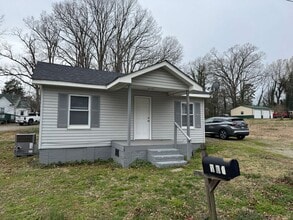 Building Photo - AVAILABLE TO SHOW!
