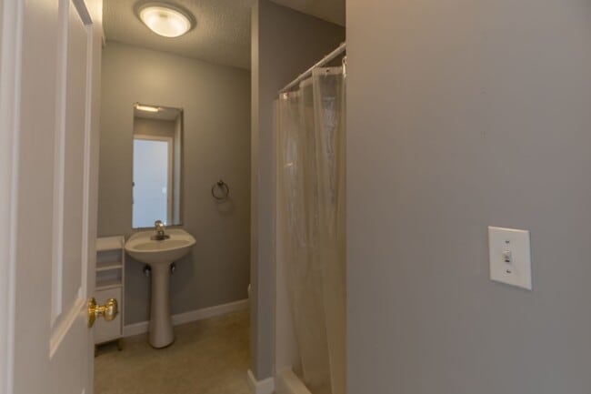 Building Photo - Multi Level Updated 2 Bedroom Condo
