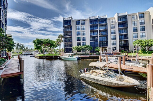 Building Photo - 20 Royal Palm Way