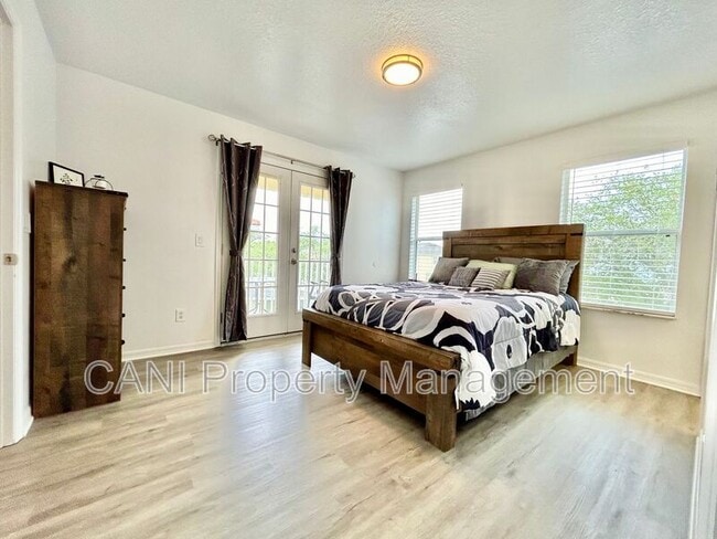 Building Photo - 1134 S Beach Cir