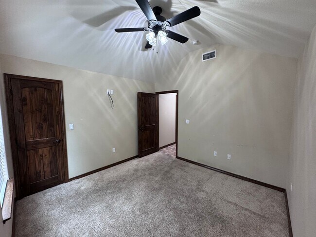Building Photo - Beautiful 4 bed 2 bath home Available Now!
