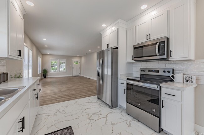 Building Photo - 808 S Cullen Ave