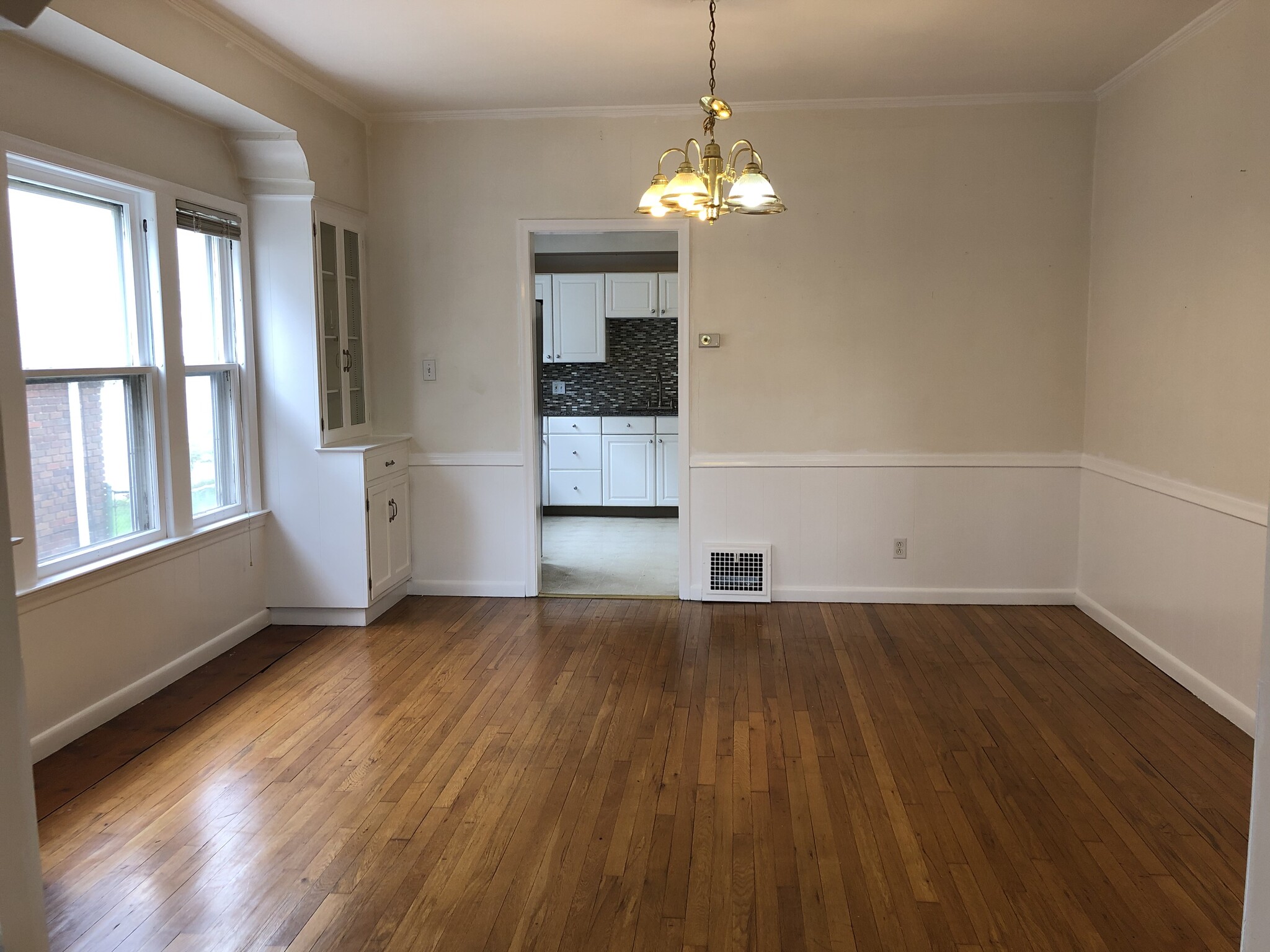 Dining room - 2525 E 124th St