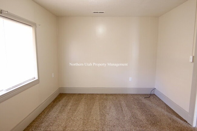 Building Photo - Updated 3 Bed 1 Bath with HVAC