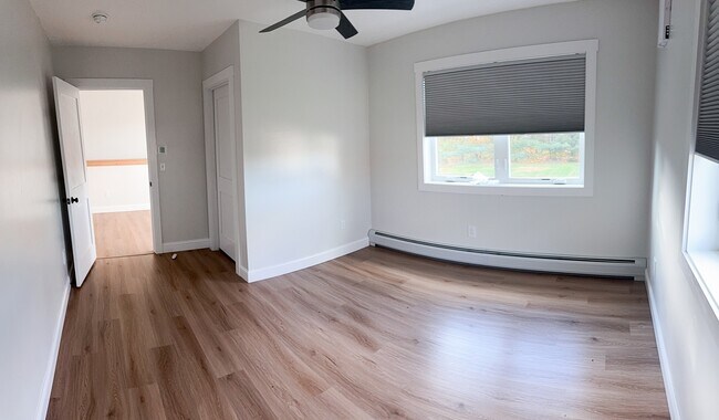 Building Photo - 959 W River Rd