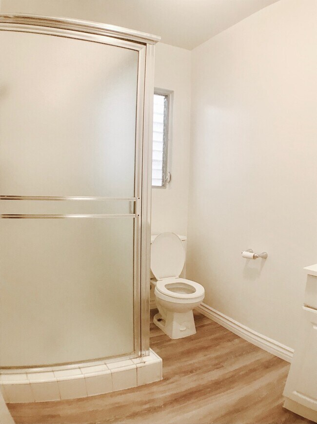 Building Photo - Large Studio with a full kitchen and Bath One Parking space included