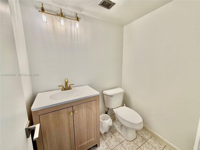 Building Photo - 1410 S Ocean Dr