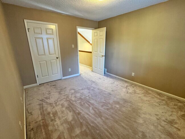 Building Photo - 2025 Mt Badon Ln