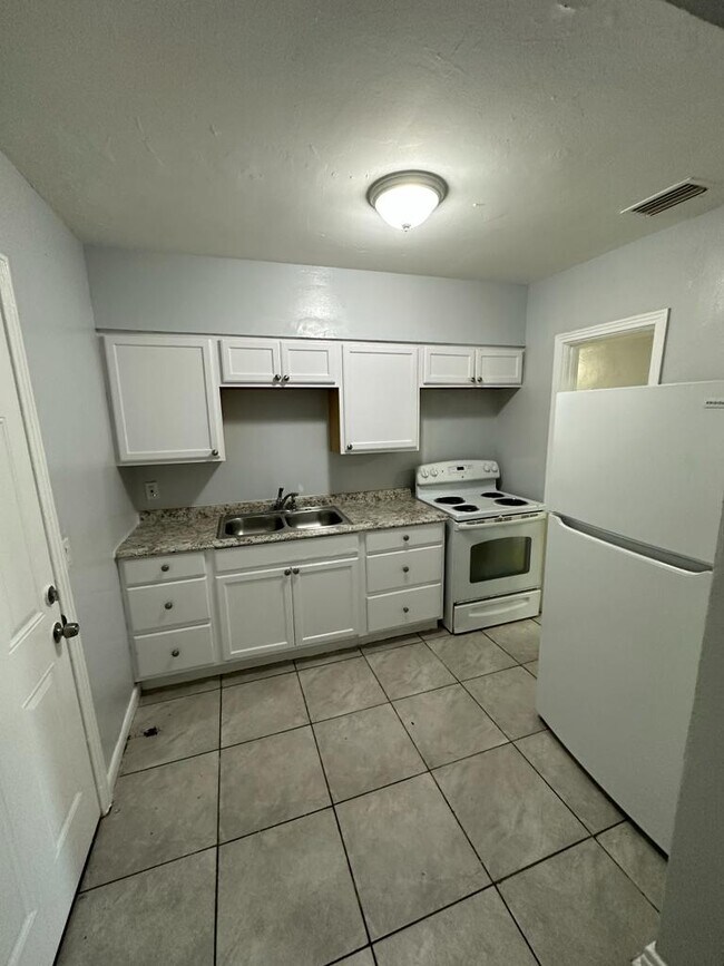 Building Photo - 3553 Centerhill Dr N