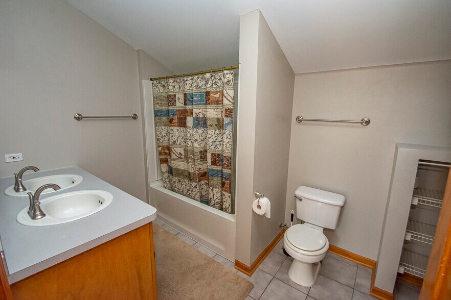 Large Bathroom - 131 Washington St