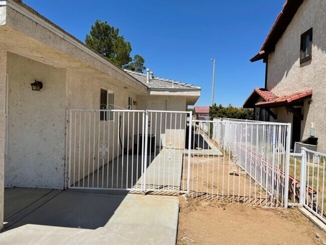 Building Photo - 27401 Lakeview Dr
